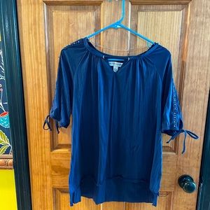 Blue 1/2 sleeve top.